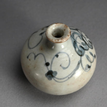A large Ko-Imari Abura Tsubo Oil Jar Vase