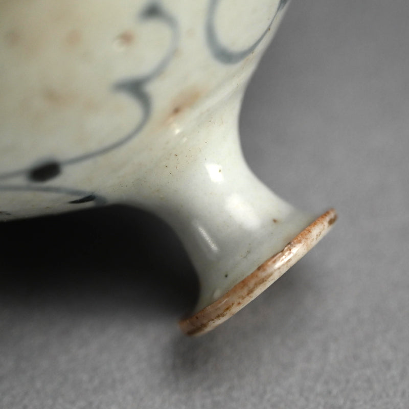 A large Ko-Imari Abura Tsubo Oil Jar Vase