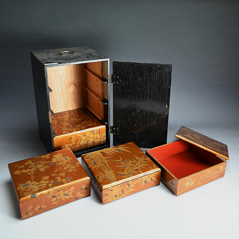 Amazing Edo p. Multi-tiered Stacking Lacquer Box Set