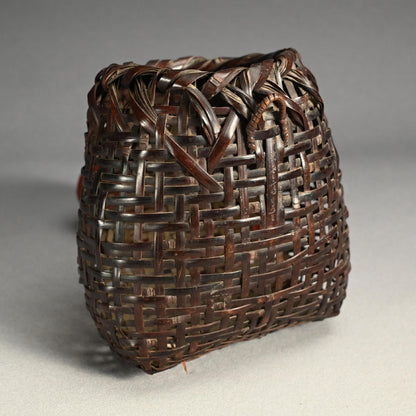 Kakehana Art Bamboo Hanging Basket ー上田 尚雲斎 "柱かけ花籃"