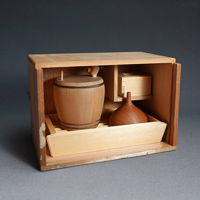 Wooden Sake set by Tarugen ー京なわて たる源 “酒器”