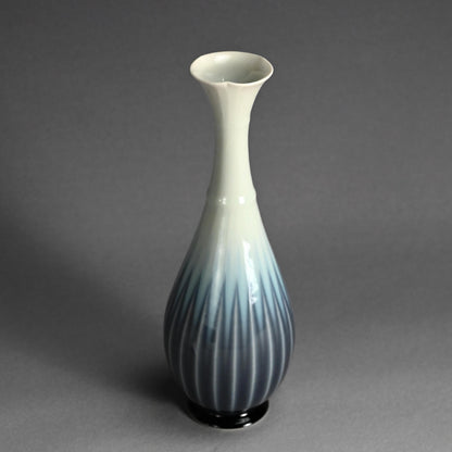 Tsurukubi Porcelain Flower Vase ー永草 陽平 “流彩磁花入”