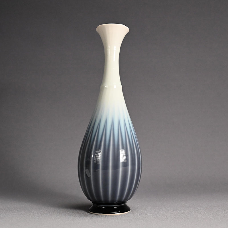 Tsurukubi Porcelain Flower Vase ー永草 陽平 “流彩磁花入”