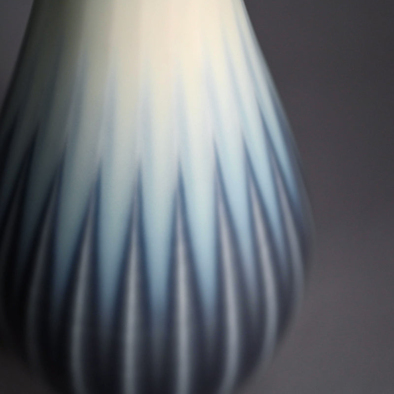 Tsurukubi Porcelain Flower Vase ー永草 陽平 “流彩磁花入”