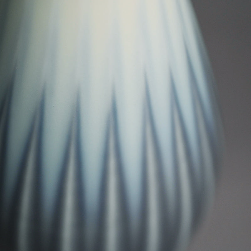 Tsurukubi Porcelain Flower Vase ー永草 陽平 “流彩磁花入”