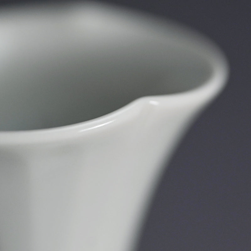 Tsurukubi Porcelain Flower Vase ー永草 陽平 “流彩磁花入”