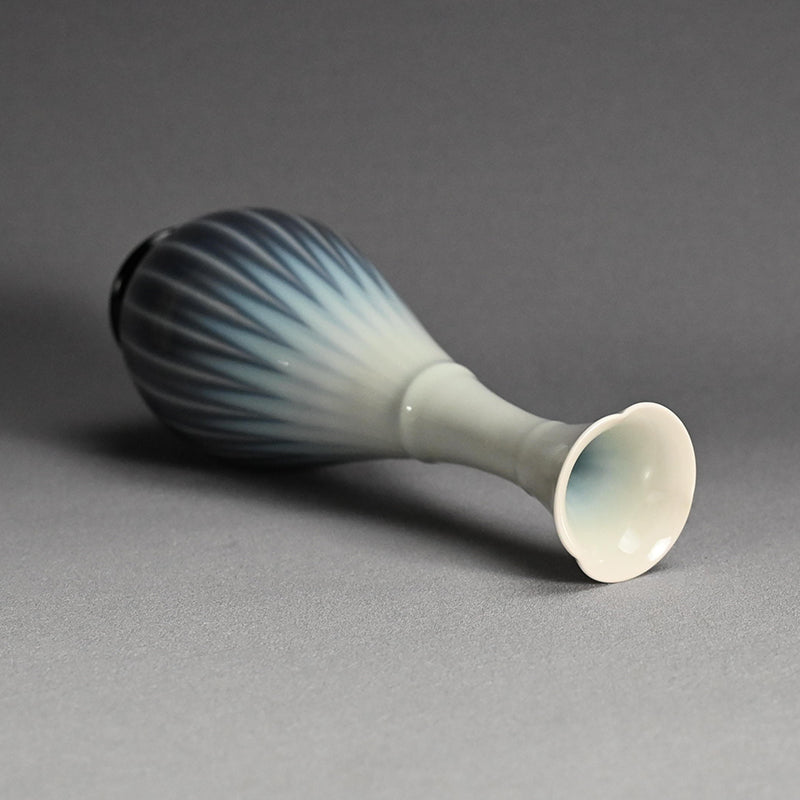 Tsurukubi Porcelain Flower Vase ー永草 陽平 “流彩磁花入”