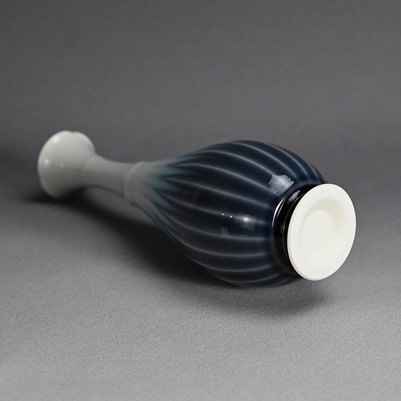 Tsurukubi Porcelain Flower Vase ー永草 陽平 “流彩磁花入”