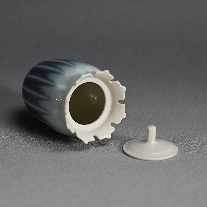Small Lidded Porcelain Container ー永草 陽平 “流彩磁盒子”