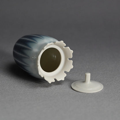 Small Lidded Porcelain Container ー永草 陽平 “流彩磁盒子”
