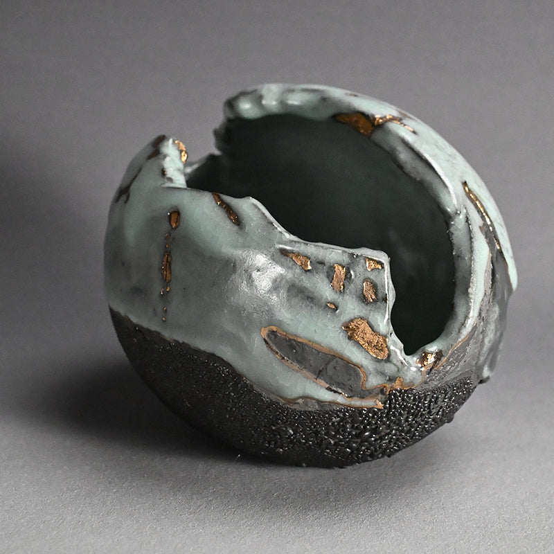 Torn Orb Vase Dripping with Gold ー市川 透 “花器 雅”