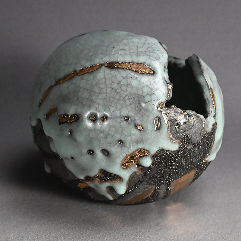 Torn Orb Vase Dripping with Gold ー市川 透 “花器 雅”