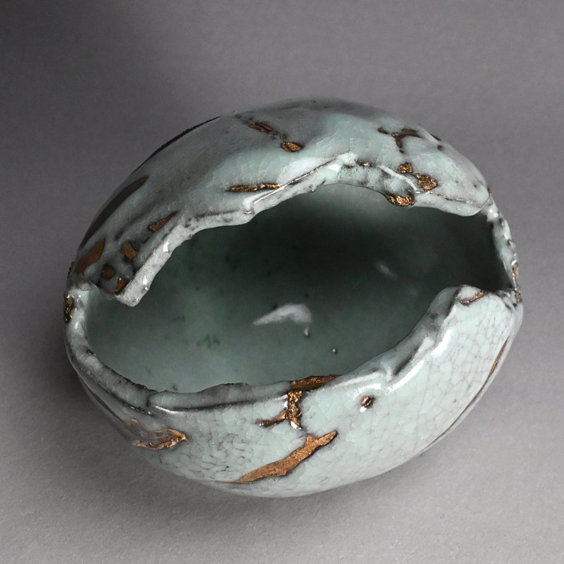 Torn Orb Vase Dripping with Gold ー市川 透 “花器 雅”
