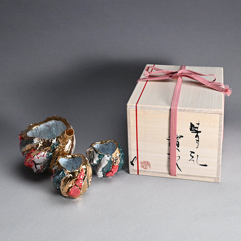 Outlandish Boxed Sake Set, 2 Guinomi & Katakuchi ー市川 透 “晴礼讃歌 酒器片口３点セット”