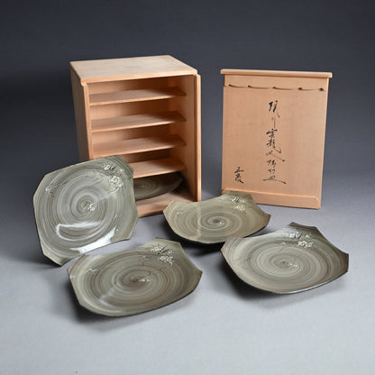Unkaku-mon Plate Set ー十三代 横石 臥牛 “現川雲龍文 隅切皿”