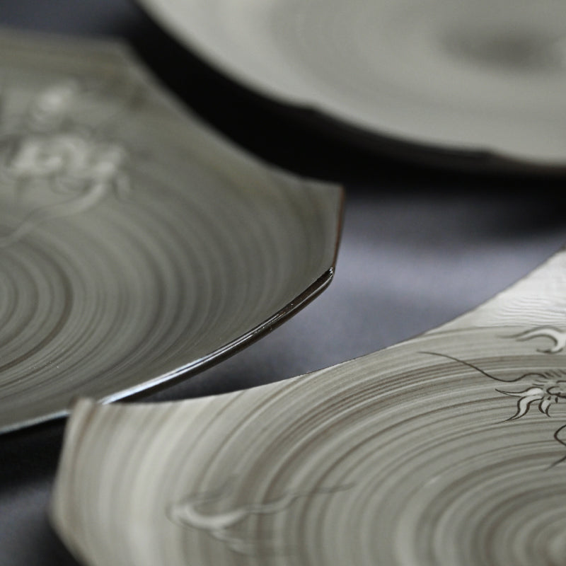 Unkaku-mon Plate Set ー十三代 横石 臥牛 “現川雲龍文 隅切皿”