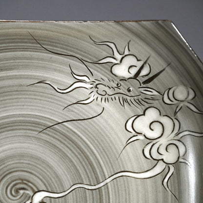 Unkaku-mon Plate Set ー十三代 横石 臥牛 “現川雲龍文 隅切皿”