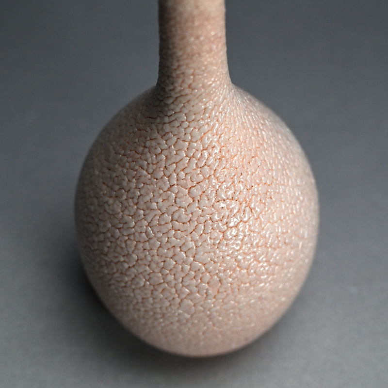 Shino Ichirin Sashi Flower Vase ー酒井 博司 “紅志野 一輪差し”