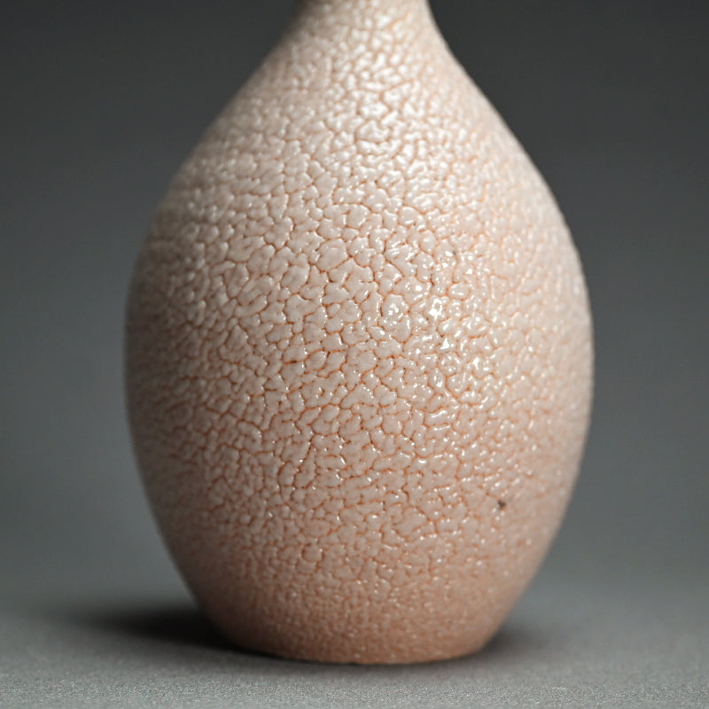 Shino Ichirin Sashi Flower Vase ー酒井 博司 “紅志野 一輪差し”