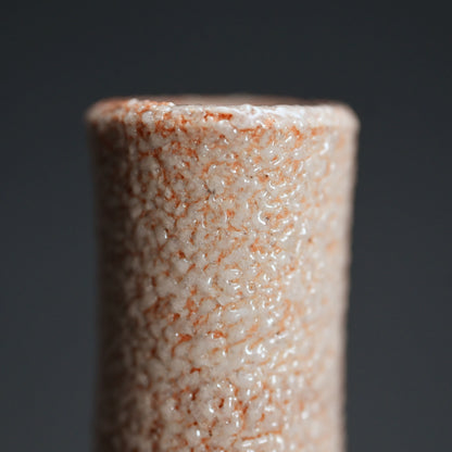 Shino Ichirin Sashi Flower Vase ー酒井 博司 “紅志野 一輪差し”