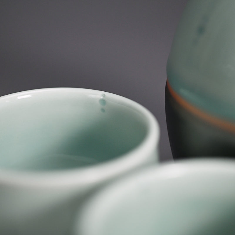 Celadon Shuki Sake Set ー土井 雅文 “鉄彩磁点線文酒器”