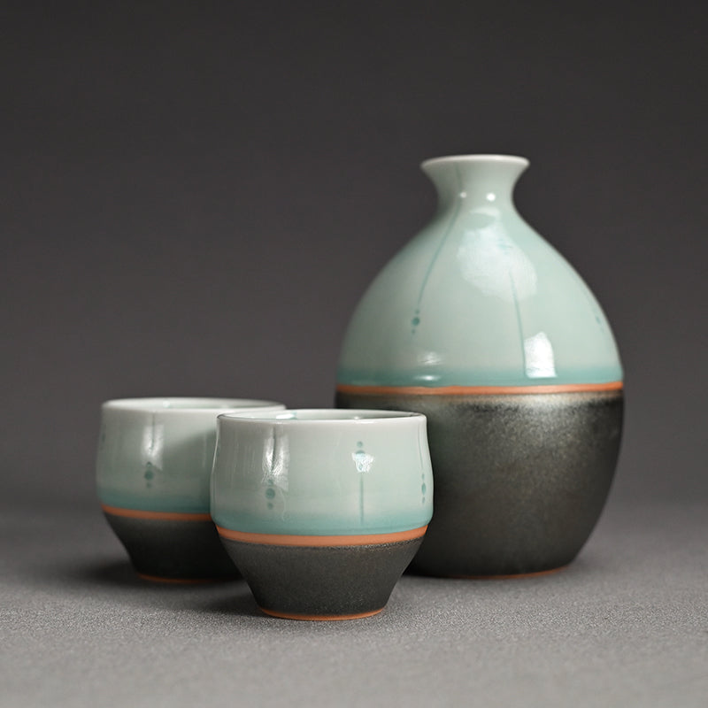 Celadon Shuki Sake Set ー土井 雅文 “鉄彩磁点線文酒器”