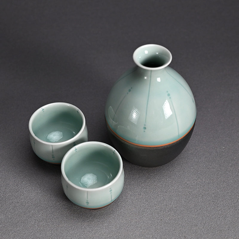 Celadon Shuki Sake Set ー土井 雅文 “鉄彩磁点線文酒器”