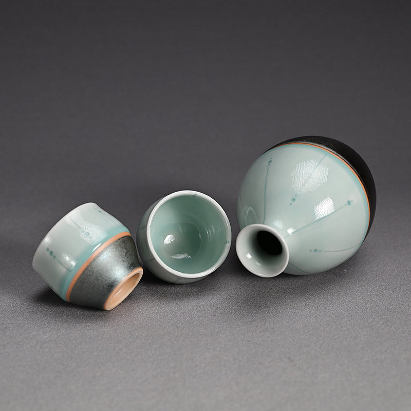 Celadon Shuki Sake Set ー土井 雅文 “鉄彩磁点線文酒器”