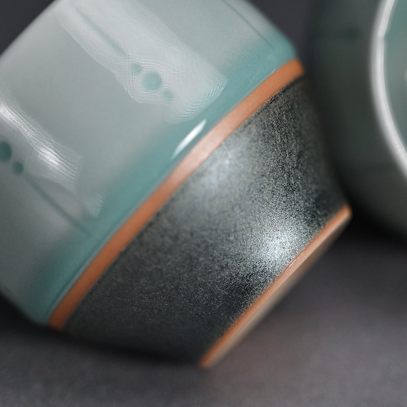 Celadon Shuki Sake Set ー土井 雅文 “鉄彩磁点線文酒器”