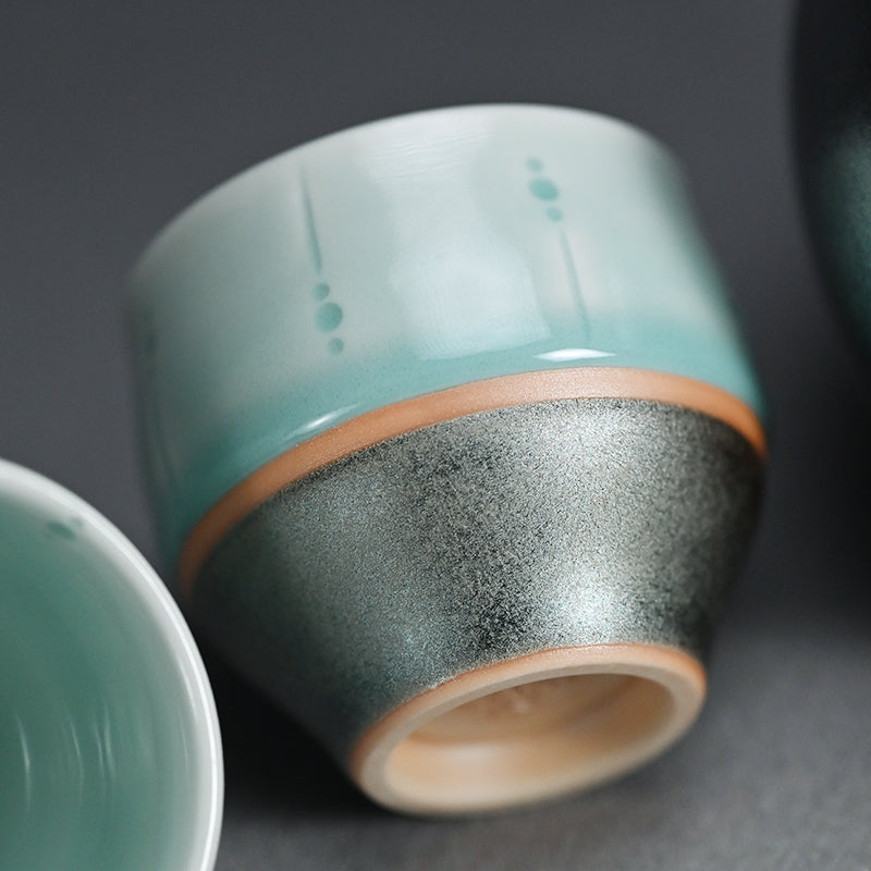 Celadon Shuki Sake Set ー土井 雅文 “鉄彩磁点線文酒器”