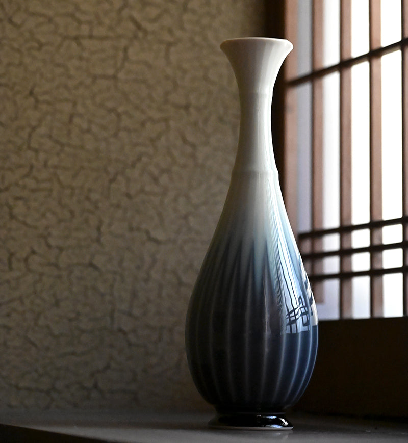 Tsurukubi Porcelain Flower Vase ー永草 陽平 “流彩磁花入”