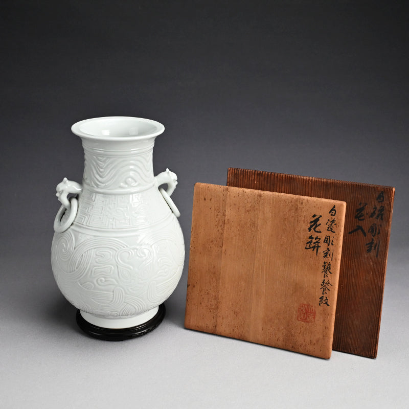 White Porcelain Vase, Chikuken ー三代 三浦 竹軒 "白瓷彫刻饕餮紋 花瓶"