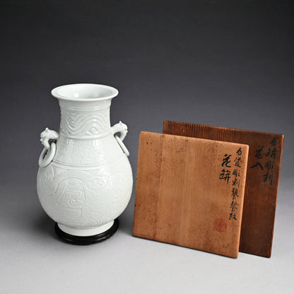 White Porcelain Vase, Chikuken ー三代 三浦 竹軒 "白瓷彫刻饕餮紋 花瓶"