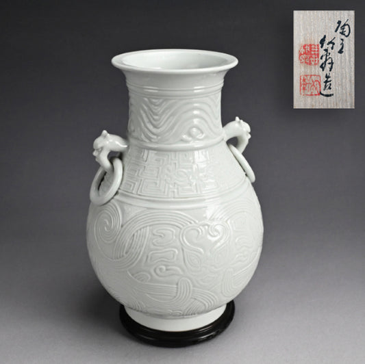 White Porcelain Vase, Chikuken ー三代 三浦 竹軒 "白瓷彫刻饕餮紋 花瓶"