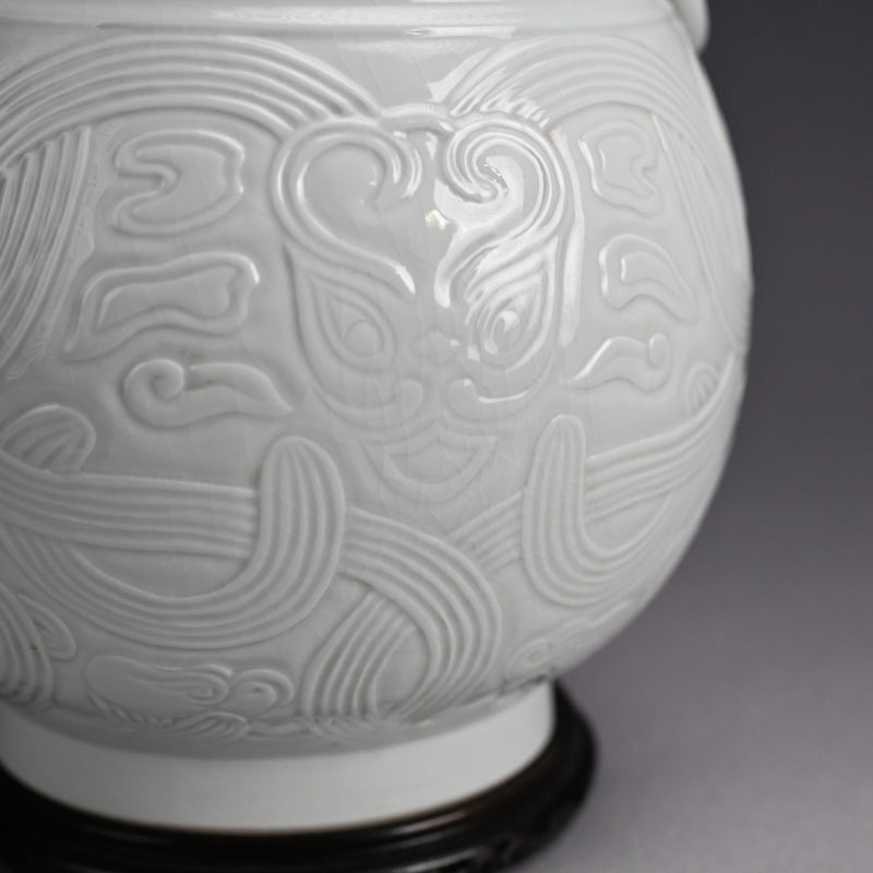 White Porcelain Vase, Chikuken ー三代 三浦 竹軒 "白瓷彫刻饕餮紋 花瓶"