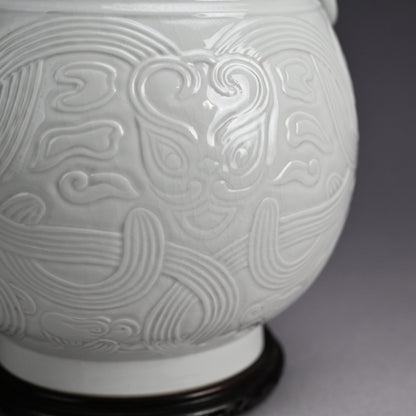 White Porcelain Vase, Chikuken ー三代 三浦 竹軒 "白瓷彫刻饕餮紋 花瓶"
