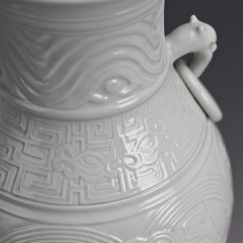 White Porcelain Vase, Chikuken ー三代 三浦 竹軒 "白瓷彫刻饕餮紋 花瓶"