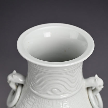 White Porcelain Vase, Chikuken ー三代 三浦 竹軒 "白瓷彫刻饕餮紋 花瓶"