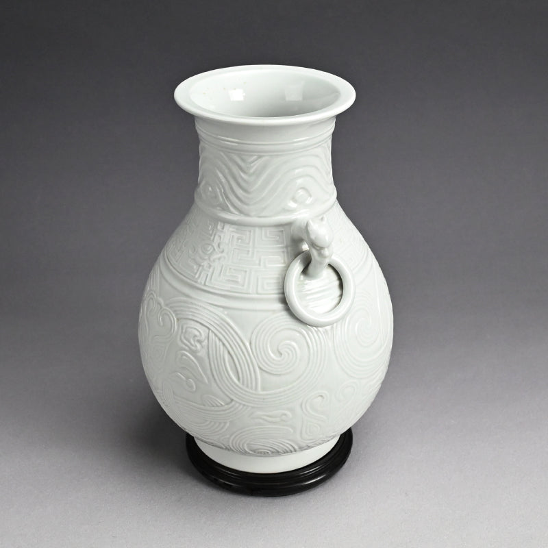 White Porcelain Vase, Chikuken ー三代 三浦 竹軒 "白瓷彫刻饕餮紋 花瓶"
