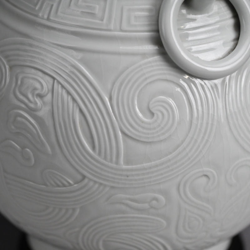 White Porcelain Vase, Chikusen III (Chikuken) ー三代 三浦 竹泉 (竹軒) "白瓷彫刻饕餮紋 花瓶"