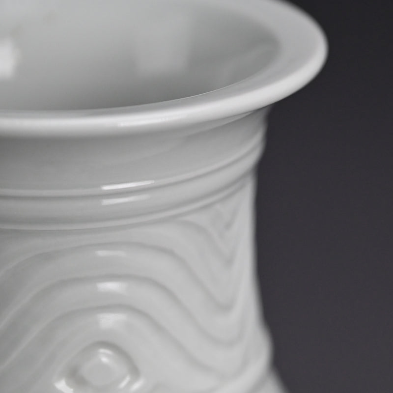 White Porcelain Vase, Chikuken ー三代 三浦 竹軒 "白瓷彫刻饕餮紋 花瓶"