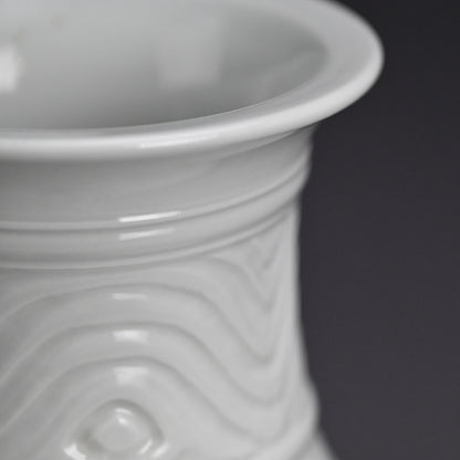 White Porcelain Vase, Chikuken ー三代 三浦 竹軒 "白瓷彫刻饕餮紋 花瓶"