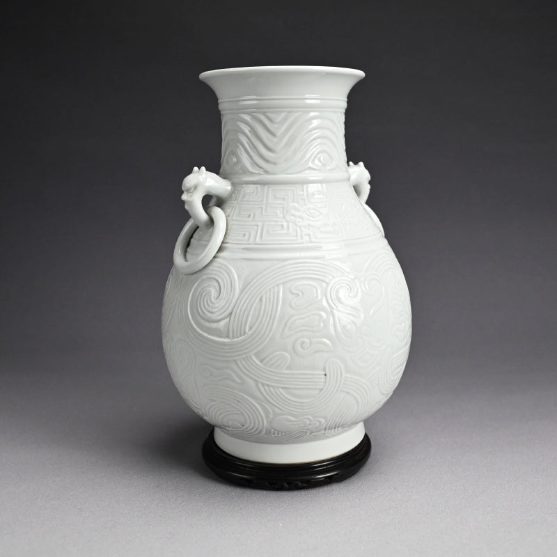 White Porcelain Vase, Chikuken ー三代 三浦 竹軒 "白瓷彫刻饕餮紋 花瓶"