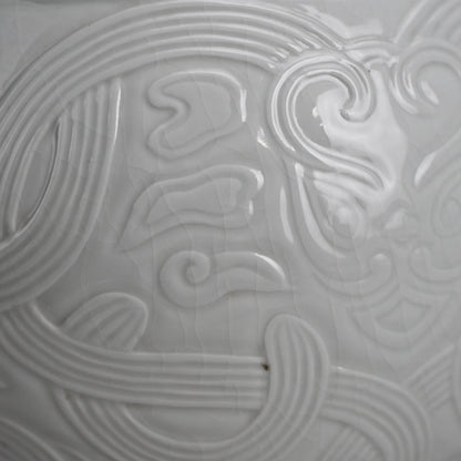 White Porcelain Vase, Chikuken ー三代 三浦 竹軒 "白瓷彫刻饕餮紋 花瓶"