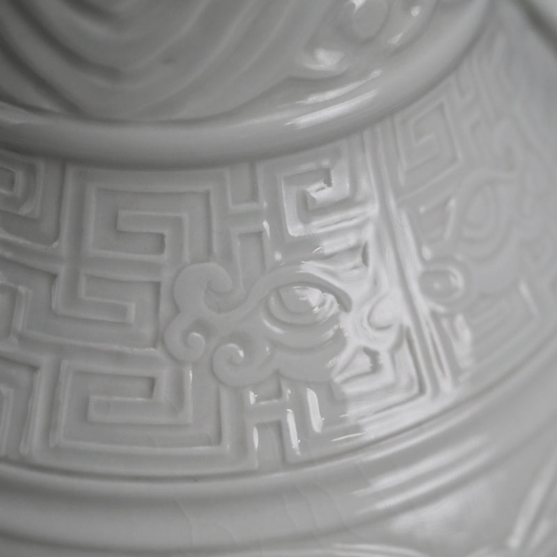 White Porcelain Vase, Chikuken ー三代 三浦 竹軒 "白瓷彫刻饕餮紋 花瓶"