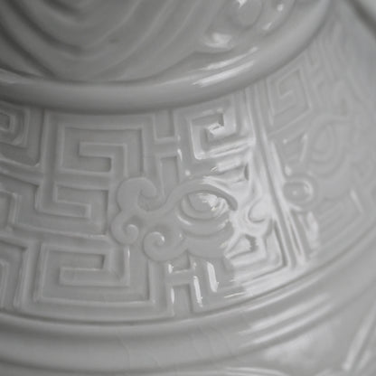White Porcelain Vase, Chikuken ー三代 三浦 竹軒 "白瓷彫刻饕餮紋 花瓶"