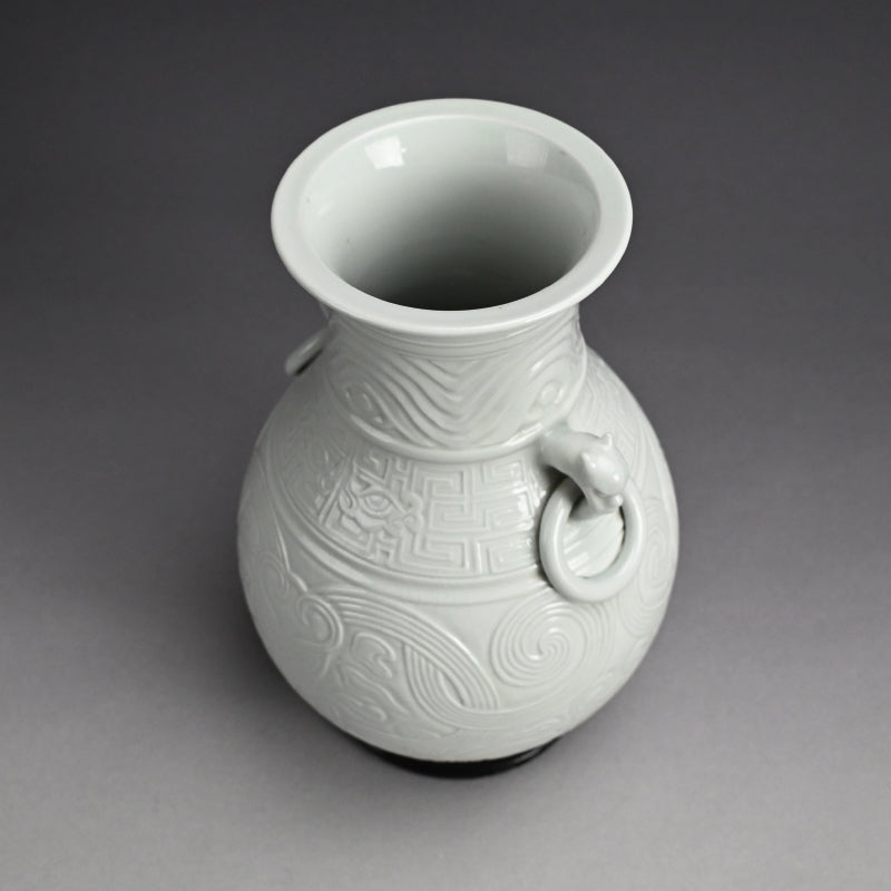 White Porcelain Vase, Chikuken ー三代 三浦 竹軒 "白瓷彫刻饕餮紋 花瓶"
