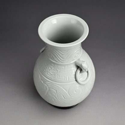 White Porcelain Vase, Chikuken ー三代 三浦 竹軒 "白瓷彫刻饕餮紋 花瓶"