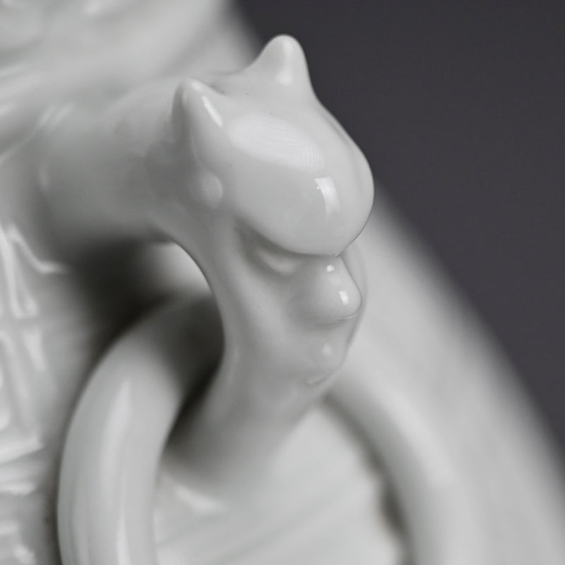 White Porcelain Vase, Chikuken ー三代 三浦 竹軒 "白瓷彫刻饕餮紋 花瓶"