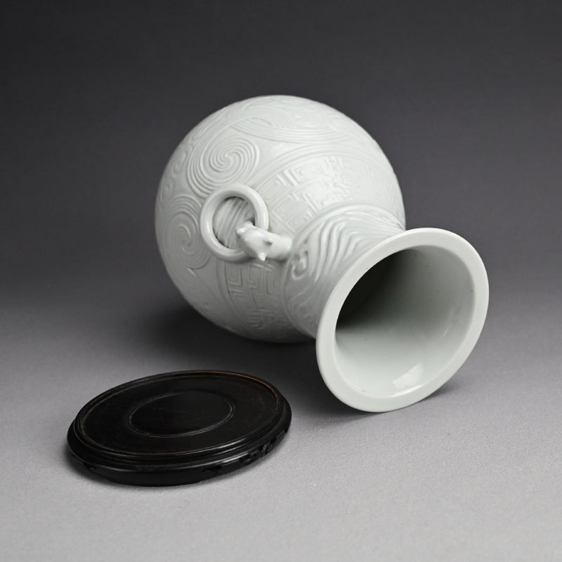 White Porcelain Vase, Chikuken ー三代 三浦 竹軒 "白瓷彫刻饕餮紋 花瓶"